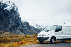 Un utilitaire blanc devant un paysage de montagne