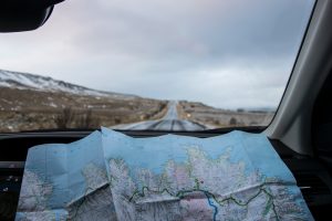 Carte routière ouverte sur le tableau de bord d'une voiture