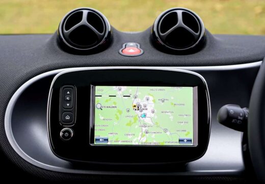 Comparaison entre trackers GPS intégrés et dispositifs portables : lequel choisir ?